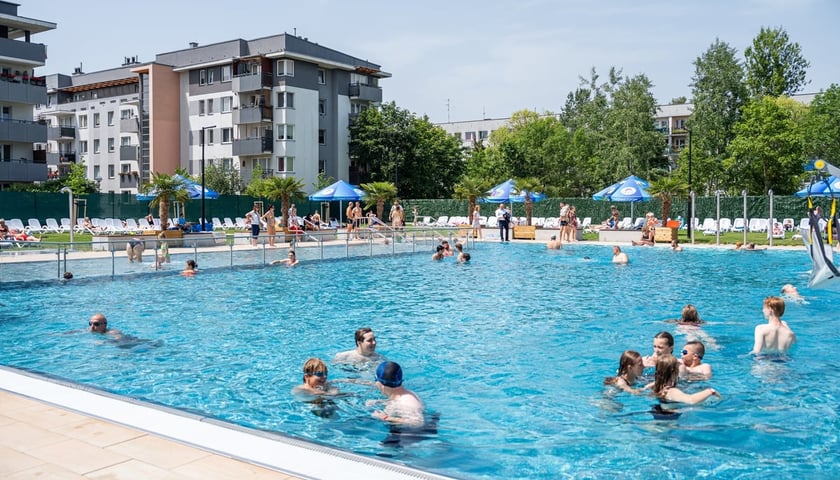 Mieszkańcy Wrocławia w jednym z basenów podczas otwarcia  Aquaparku Zakrzów.