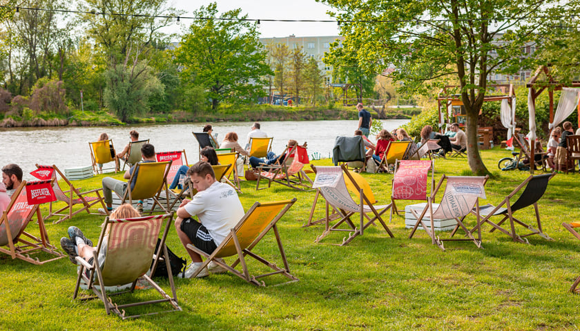Forma Płynna Beach Bar to jedna z wrocławskich plaż miejskich, która otwarta jest w wakacje 2024. Sprawdź, gdzie jeszcze warto wybrać się latem we Wrocławiu!