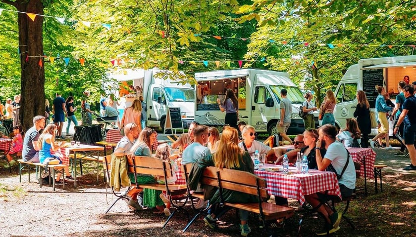 Niedzielne śniadania w Parku Andersa to popularne wydarzenie gastronomiczne i jedna z letnich atrakcji we Wrocławiu.