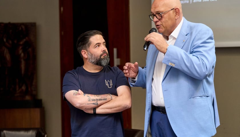 <p>Juan Luis Fernandez i Maciej Dobrzyniecki podczas spotkania wrocławskiej branży gastronomicznej&nbsp;</p>