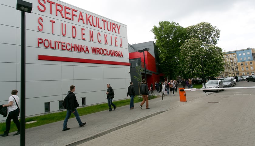 Kampus Politechniki Wrocławskiej. Na zdjęciu budynek Strefy Kultury Studenckiej Politechniki Wrocławskiej