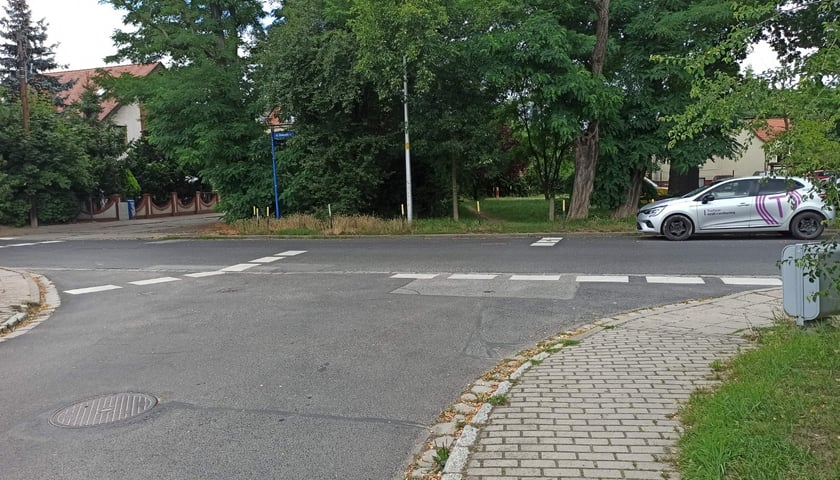 Przykłady niezgodnego z prawem parkowania