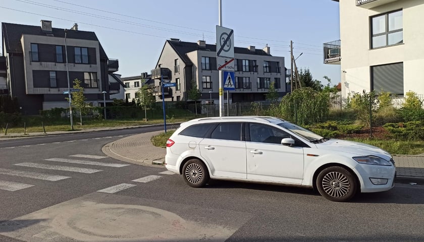 Przykłady niezgodnego z prawem parkowania