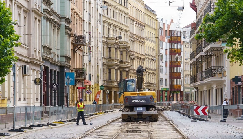 Trwający remont torowiska na ul. Szczytnickiej to dopiero początek zmian na tej ulicy. Planowana jest jej gruntowna rewitalizacja

