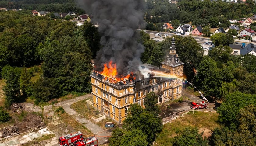 Akcja gaszenia pożaru pałacu w Jelczu Laskowicach  