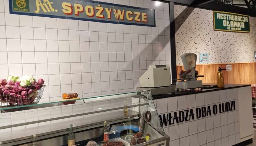 Sklep i restauracja z czasów PRL w Muzeum Motoryzacji WENA w Oławie