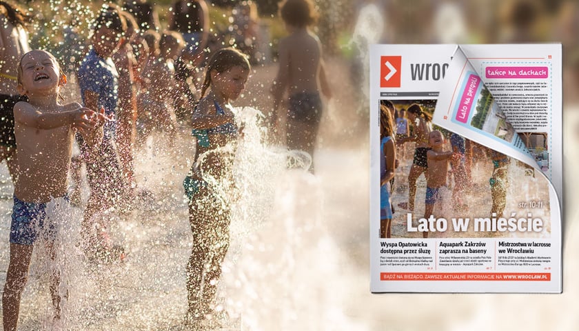 Dzieci pluskają się w fontannie przy Hali Stulecia