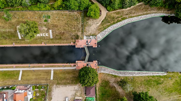 Śluza Opatowice na Odrze w jej 245. kilometrze biegu, wybudowana w latach 1913-1917, widok z drona