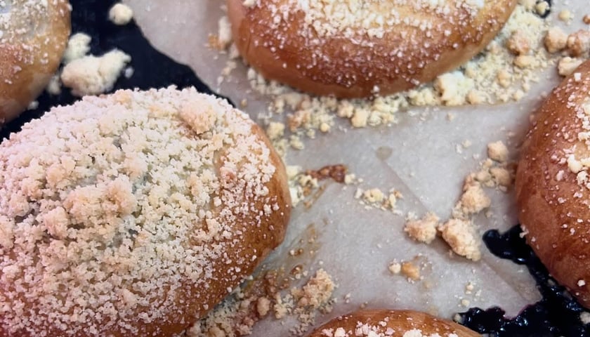 Tak prezentują się jagodzianki z cukierni Delulu bakery & bajery.
