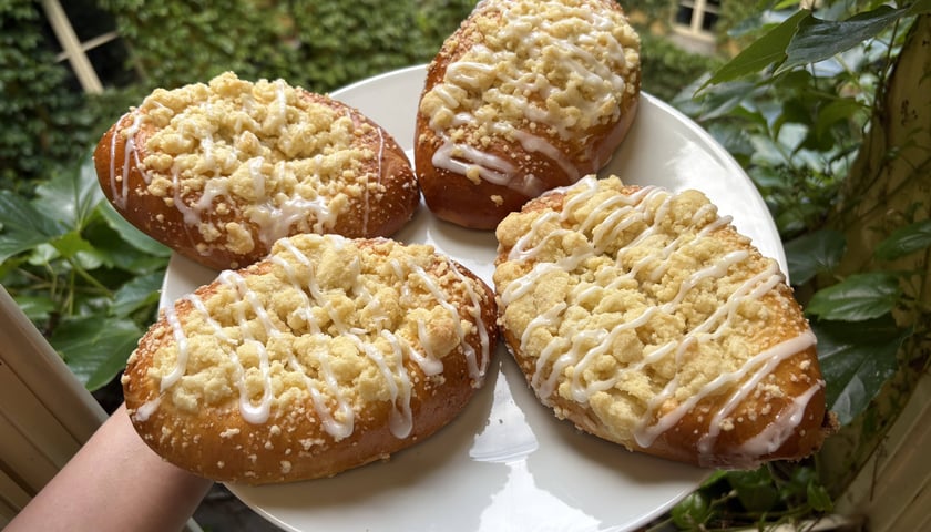 Zdjęcie przedstawia jagodzianki z Poko Bakery we Wrocławiu.