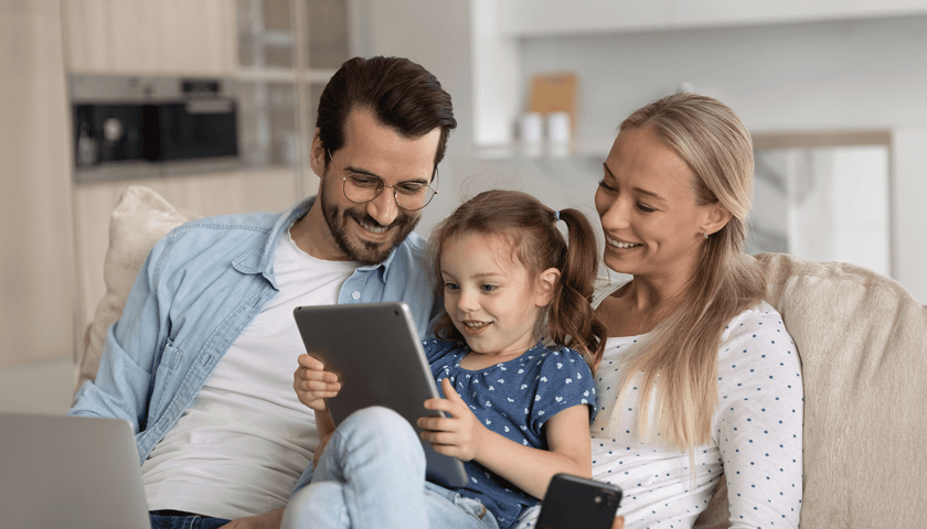 Rodzice z córką trzymającą tablet; zdjęcie ilustracyjne