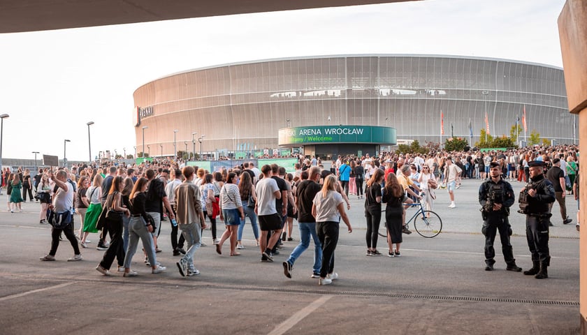 Zdjęcie ilustracyjne - uczestnicy imprezy zmierzają na Tarczyński Arena