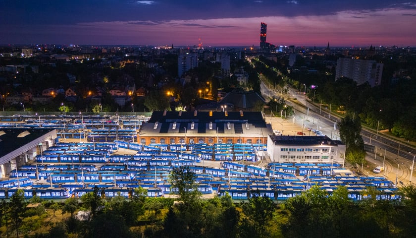 Kilkadziesiąt tramwajów stacjonujących na zajezdni Borek. 