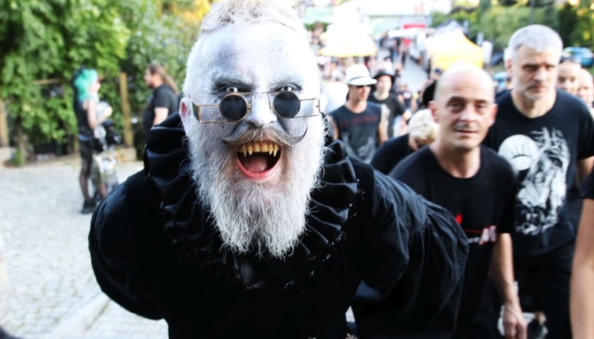 Castle Party w Bolkowie. Uczestnik festiwalu przebrany za wampira. Zdjęcie archiwalne