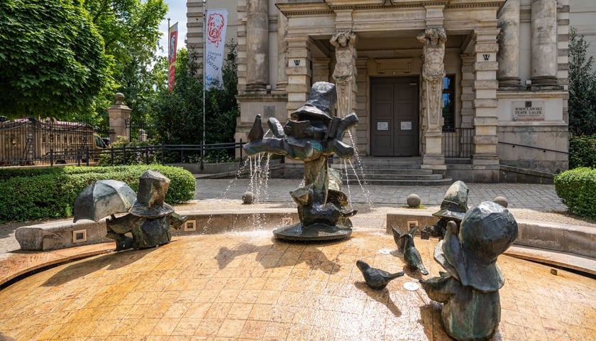 <p>Fontanna przy Teatrze Lalek</p>