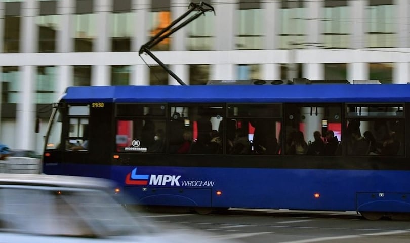 Jadący tramwaj na ulicach Wrocławia
