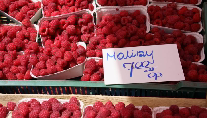 Plac na dworcu Świebodzkim w niedzielę handlową