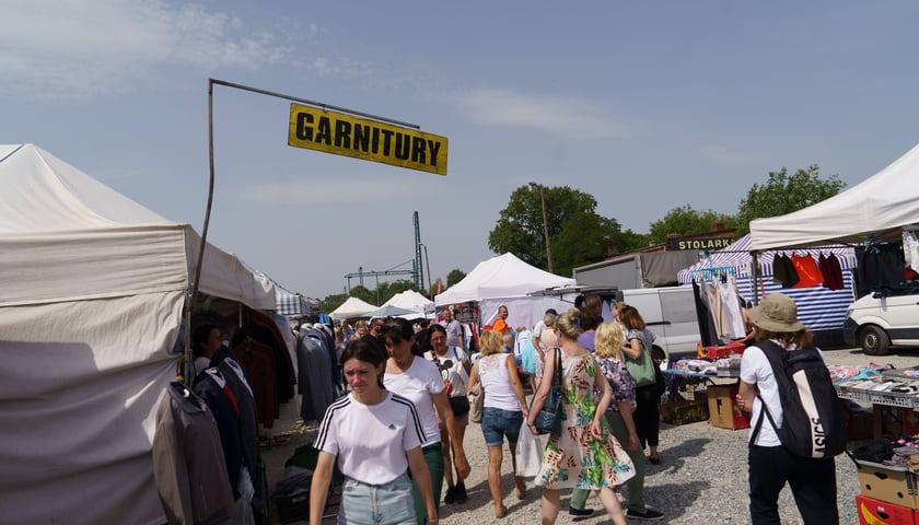 Plac na Dworcu Świebodzkim w niedzielę handlową 