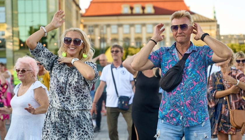 Czerwcowa potańcówka na placu Wolności i tańczący uczestnicy