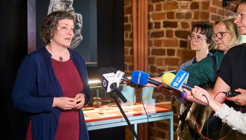 Katarzyna Kroczak, główny konserwator zbiorów w Zakładzie Narodowym im. Ossolińskich