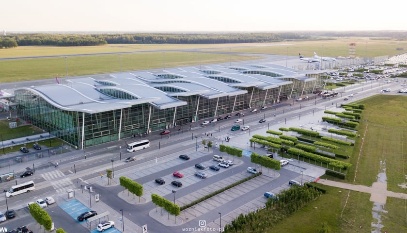 Widok na terminal wrocławskiego portu lotniczego