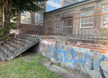 Część szkolna w Zespole Szkolno-Przedszkolnym nr 22 przy ul. Dembowskiego - przed remontem