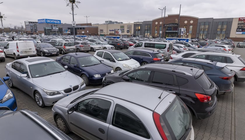 Parking przed Magnolią, zdjęcie ilustracyjne