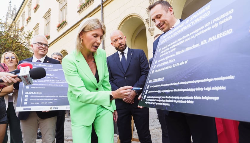 Od lewej: wiceprezydent Wrocławia Renata Granowska, prezydent Wrocławia Jacek Sutryk i Paweł Gancarz, marszałek Województwa Dolnośląskiego, podczas konferencji dotyczącej wspólnego biletu