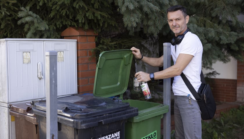 Krystian Sroka segreguje odpady