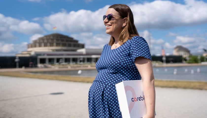 Kobieta w ciąży przy Hali Stulecia