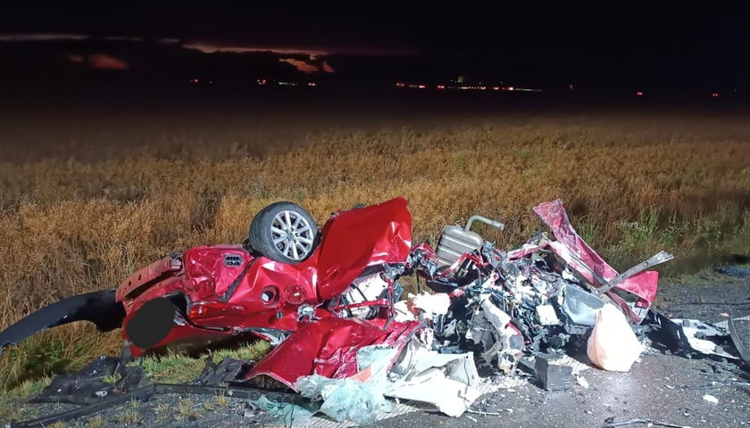 Wypadek w miejscowości Wichrów na DK 5, zniszczony samochód osobowy na drodze