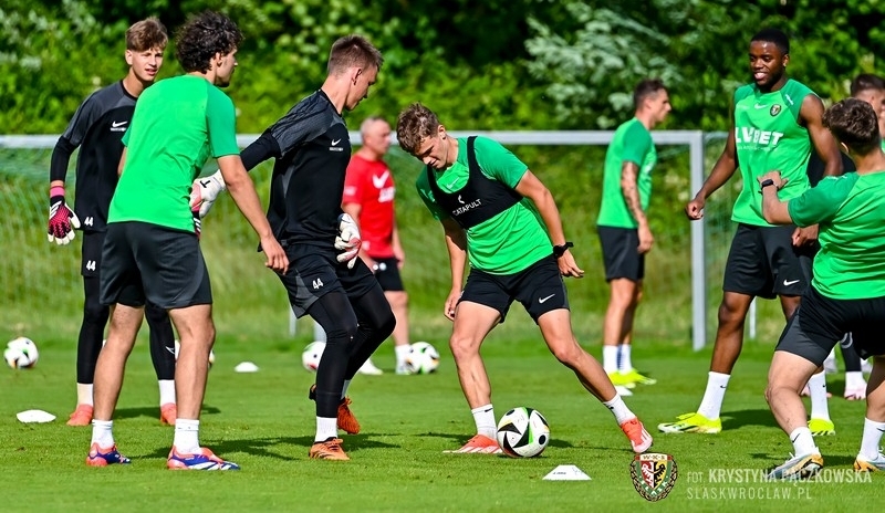 Na zdjęciu piłkarze Śląska podczas treningu na obozie przygotowawczym w Austrii. Trwa sprzedaż biletów na mecze z Riga FC