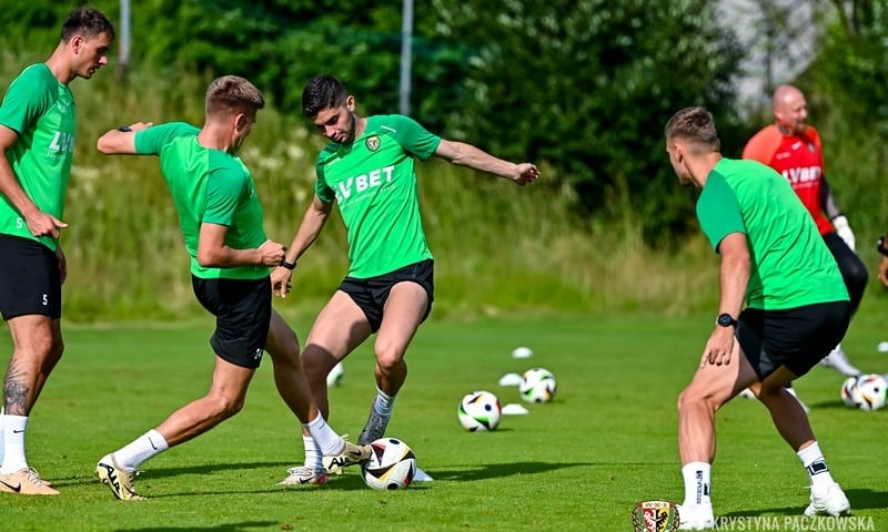 Piłkarze Śląska podczas treningu na obozie przygotowawczym w Austrii. Trwa sprzedaż biletów na mecze z Riga FC