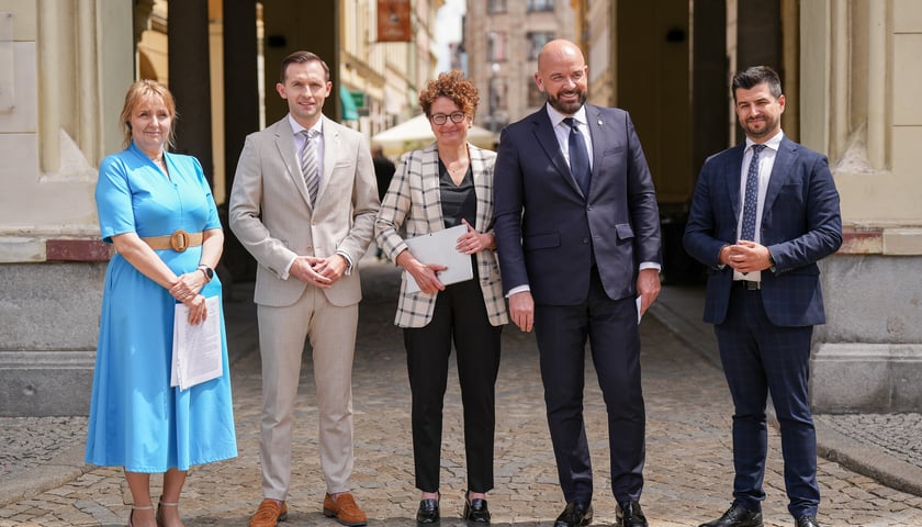 Na zdjęciu uczestnicy konferencji prasowej 5.07.2024. Od prawej: Łukasz Bałajewicz prezes Krajowego Zasobu Nieruchomości; Jacek Sutryk prezydent Wrocławia  i prezes Związku Miast Polskich; Magdalena Czarzyńska-Jachim, prezydentka Sopotu; Krzysztof Kosiński, prezydent Ciechanowa