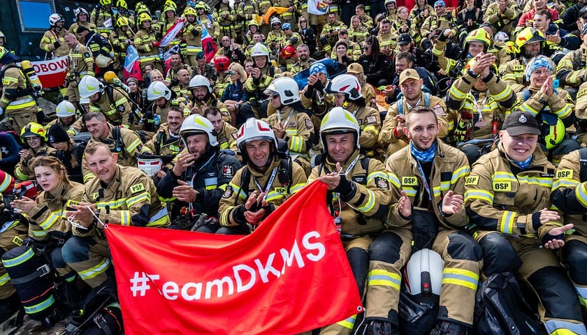 998 strażaków z całej Polski zdobyło Śnieżkę. Promowali dawstwo szpiku