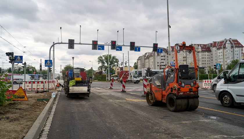 Zakończyły się prace przy skrzyżowaniu ulic Na Ostatnim Groszu i Lotniczej. W tym tygodniu można już tędy jeździć bez utrudnień