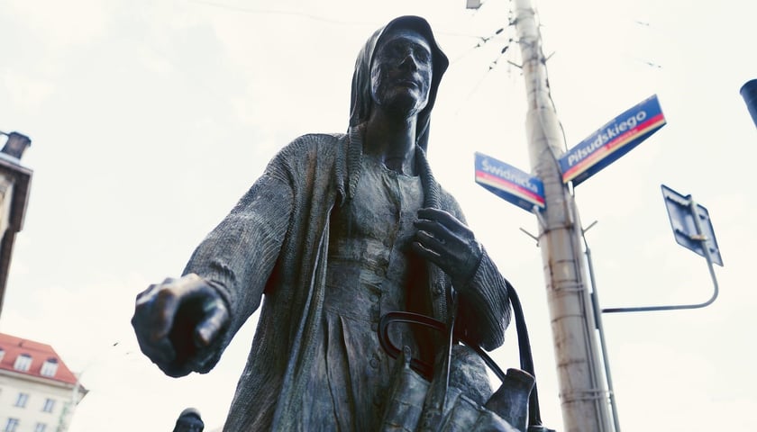 Jedna z postaci Pomnika Anonimowego Przechodnia została pozbawiona laski. Na zdjęciu kobieca postać z dłonią pozbawioną laski