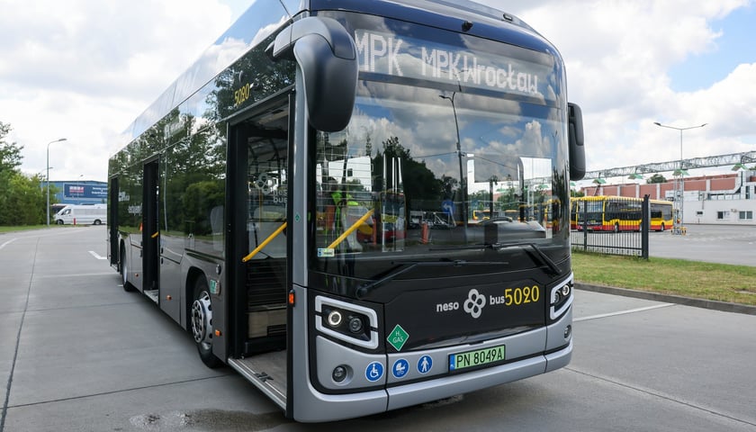 Nesobus, autobus na wodór, na zajezdni MPK przy ul. Obornickiej. Między 8 lipca a 5 sierpnia można go spotkać na wrocławskich ulicach. Kursuje na różnych liniach. 