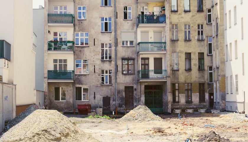 Trwający obecnie remont podwórka na Przedmieściu Oławskim