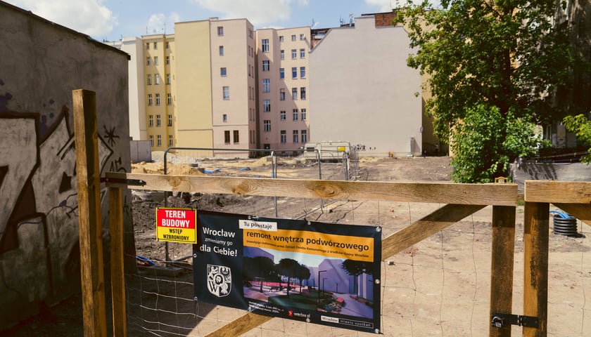 Remontowane podwórko na Przedmieściu Oławskim 
