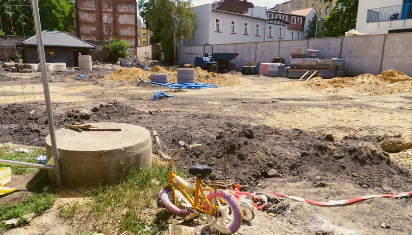 Trwający obecnie remont podwórka na Przedmieściu Oławskim