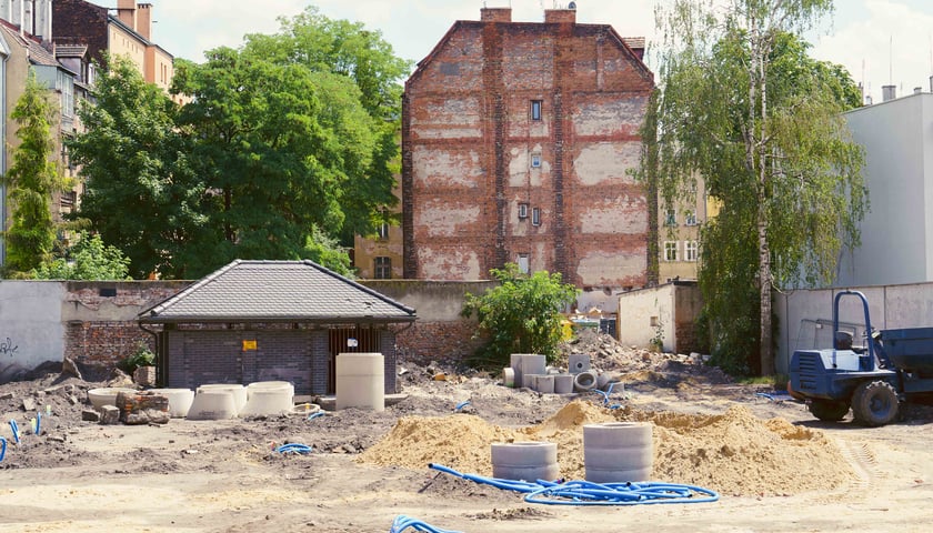 Trwający obecnie remont podwórka na Przedmieściu Oławskim