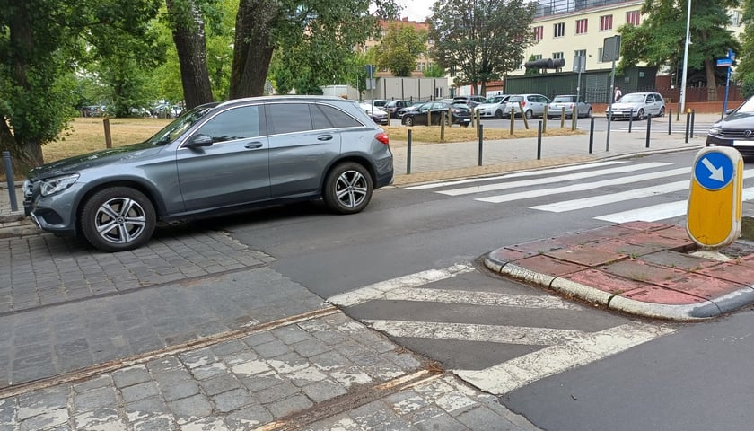 Przykłady nieprawidłowego parkowania samochod&oacute;w