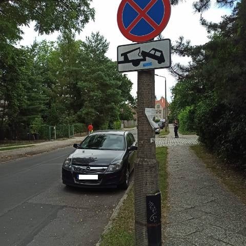 Przykłady nieprawidłowego parkowania samochod&oacute;w
