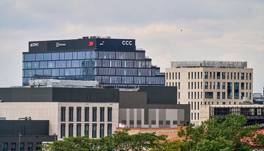 Widok budynku z neonem Dobry wiecz&oacute;r we Wrocławiu&nbsp;