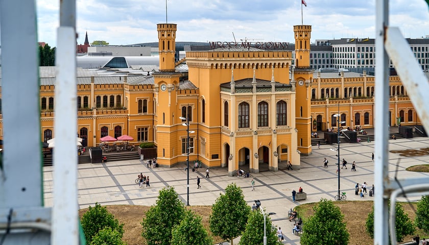 Widok budynku z neonem Dobry wiecz&oacute;r we Wrocławiu&nbsp;