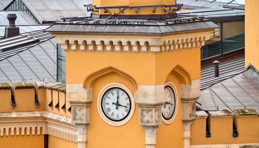 Widok budynku z neonem Dobry wiecz&oacute;r we Wrocławiu&nbsp;