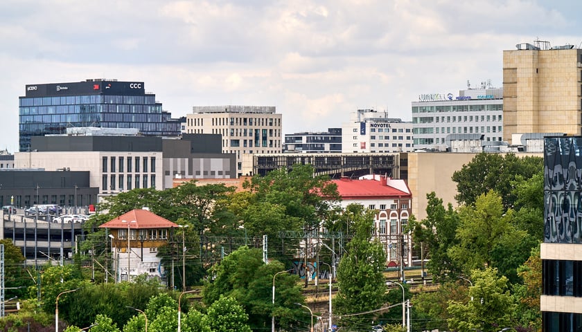 Widok budynku z neonem Dobry wiecz&oacute;r we Wrocławiu&nbsp;