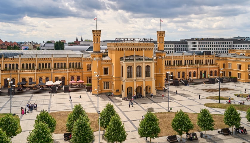 Widok budynku z neonem Dobry wiecz&oacute;r we Wrocławiu&nbsp;