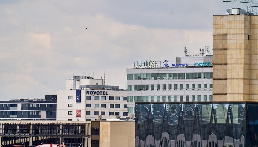 <p>Widok budynku z neonem Dobry wiecz&oacute;r we Wrocławiu&nbsp;</p>